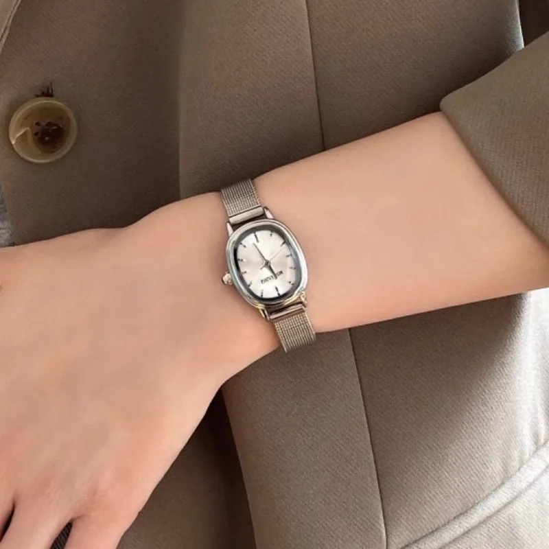 صغيرة البيضاوي الهاتفي الأخضر  - مراجعة Ladies Luxury Watch وسعره
