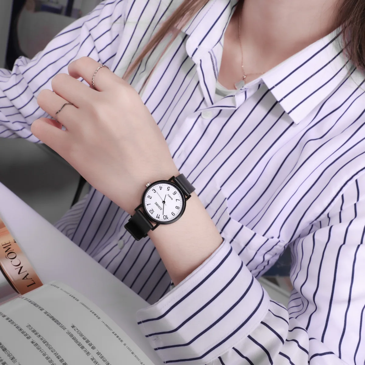 ساعة كوارتز سوداء بسيطة للنساء - مراجعة Ladies Luxury Watch وسعره